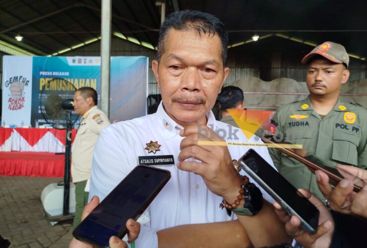 Kepala Dinas Komunikasi dan Informatika Kabupaten Malang, Atsalis Supriyanto saat diwawancarai awak media (blok-a.com / Yogga Ardiawan)