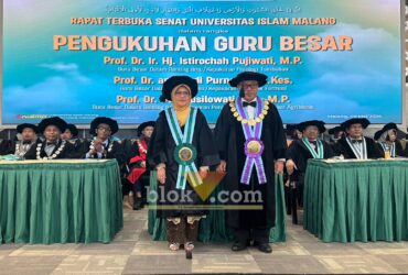Rektor Unisma, Prof. Junaidi saat mengukuhkan Prof. Dwi Susilowati, S.P., M.P. diangkat menjadi Guru Besar Unisma Bidang Kepakaran Pengembangan Masyarakat Agribisnis, Sabtu (9/5/2026). (blok-a.com/ Zul)
