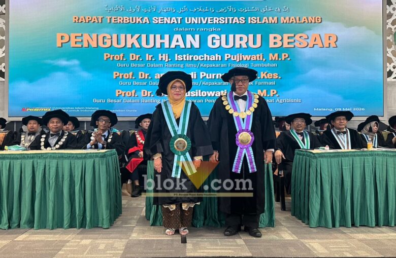Rektor Unisma, Prof. Junaidi saat mengukuhkan Prof. Dwi Susilowati, S.P., M.P. diangkat menjadi Guru Besar Unisma Bidang Kepakaran Pengembangan Masyarakat Agribisnis, Sabtu (9/5/2026). (blok-a.com/ Zul)