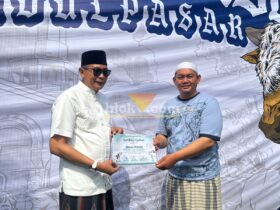 Penyerahan sertifikat kurban oleh panitia kepada Wali Kota Malang, Wahyu Hidayat yang telah menyumbang satu ekor sapi di Masjid Noor (blok-a.com / M Berril Labiq)
