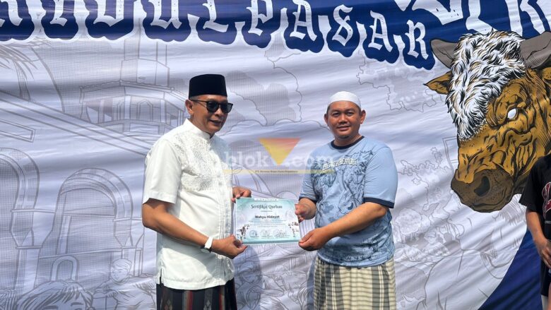 Penyerahan sertifikat kurban oleh panitia kepada Wali Kota Malang, Wahyu Hidayat yang telah menyumbang satu ekor sapi di Masjid Noor (blok-a.com / M Berril Labiq)