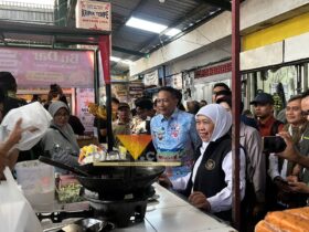 Gubernur Jawa Timur, Khofifah Indar Parawansa bersama Wali Kota Malang, Wahyu Hidayat saat meninjau harga komoditas di Pasar Klojen, Kota Malang (blok-a.com / Yogga Ardiawan)