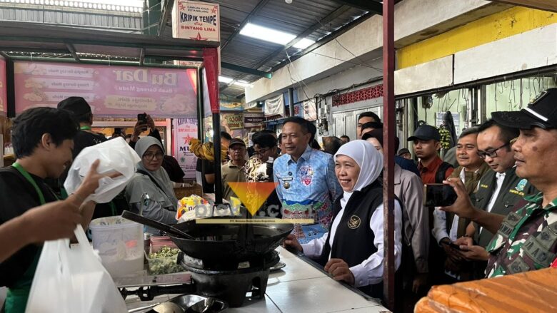 Gubernur Jawa Timur, Khofifah Indar Parawansa bersama Wali Kota Malang, Wahyu Hidayat saat meninjau harga komoditas di Pasar Klojen, Kota Malang (blok-a.com / Yogga Ardiawan)