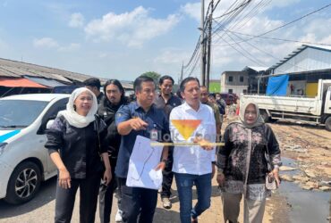 Ketua Komisi C, Anas Muttaqin saat meninjau pembangunan Pasar Gadang (blok-a.com / Yogga Ardiawan)