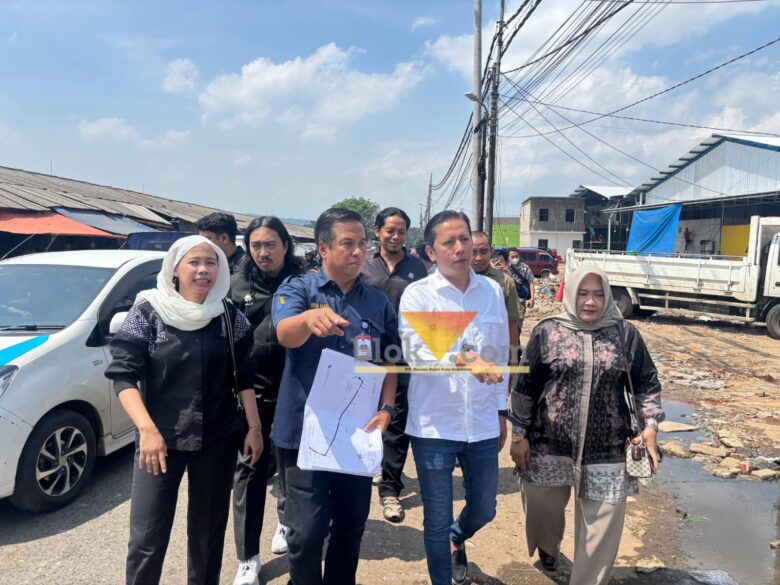 Ketua Komisi C, Anas Muttaqin saat meninjau pembangunan Pasar Gadang (blok-a.com / Yogga Ardiawan)