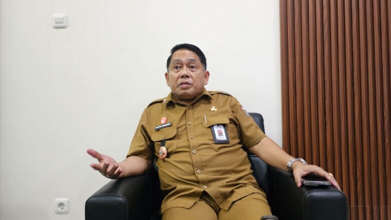 Kepala Dinas Perikanan Kabupaten Malang, Victor Sembiring saat menjelaskan ke awak media (istimewa)