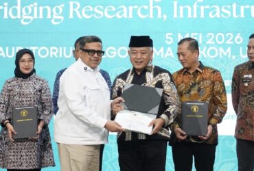 Bupati Malang, HM Sanusi saat menerima penghargaan dalam ajang Indonesia Halal Ecosystem Summit 2026 (prokopim)
