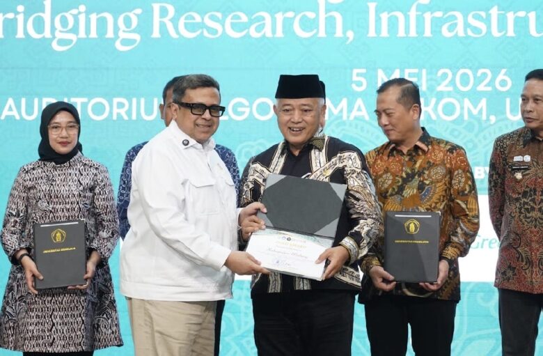 Bupati Malang, HM Sanusi saat menerima penghargaan dalam ajang Indonesia Halal Ecosystem Summit 2026 (prokopim)