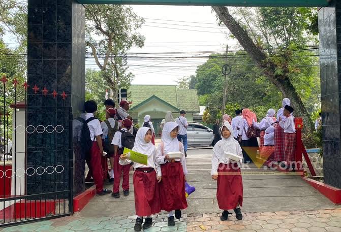 Siswa sekolah dasar yang akan mengikuti kegiatan pembelajaran (blok-a.com)