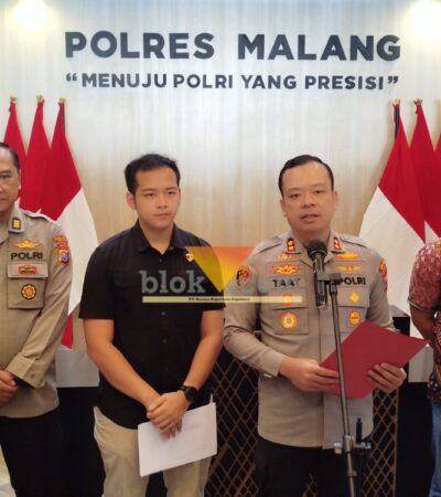 Kapolres Malang, AKBP Muhammad Taat Resdi didampingi saat rilis resmi pengungkapan kasus pengeroyokan dan perusakan di Pantai Wedi Awu, Kecamatan Tirtoyudo Kabupaten Malang (blok-a.com / Yogga Ardiawan)