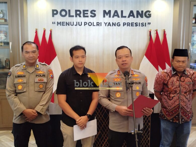 Kapolres Malang, AKBP Muhammad Taat Resdi didampingi saat rilis resmi pengungkapan kasus pengeroyokan dan perusakan di Pantai Wedi Awu, Kecamatan Tirtoyudo Kabupaten Malang (blok-a.com / Yogga Ardiawan)