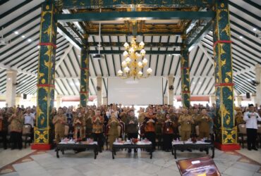 Wakil Bupati Malang, Hj Lathifah Shohib saat mendampingi Wakil Kepala BPS RI, Sonny Harry Budiutomo dalam rapat koordinasi dan sosialisasi (Prokopim Kabupaten Malang)