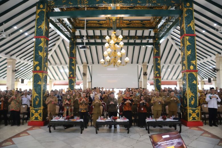 Wakil Bupati Malang, Hj Lathifah Shohib saat mendampingi Wakil Kepala BPS RI, Sonny Harry Budiutomo dalam rapat koordinasi dan sosialisasi (Prokopim Kabupaten Malang)