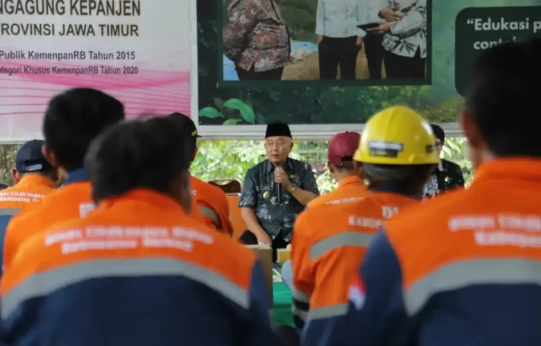 Bupati Malang, HM Sanusi saat memberikan pesan kepada petugas TPA Talangagung Kepanjen (foto: dok. Prokopim)