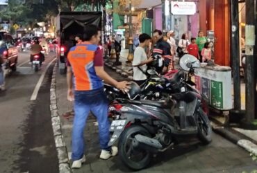 Puluhan Motor Nekat Parkir Liar di Kayutangan, 6 Diangkut Dishub