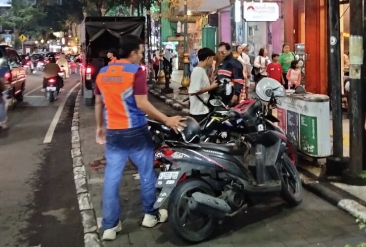 Puluhan Motor Nekat Parkir Liar di Kayutangan, 6 Diangkut Dishub