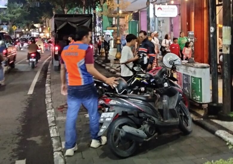 Puluhan Motor Nekat Parkir Liar di Kayutangan, 6 Diangkut Dishub