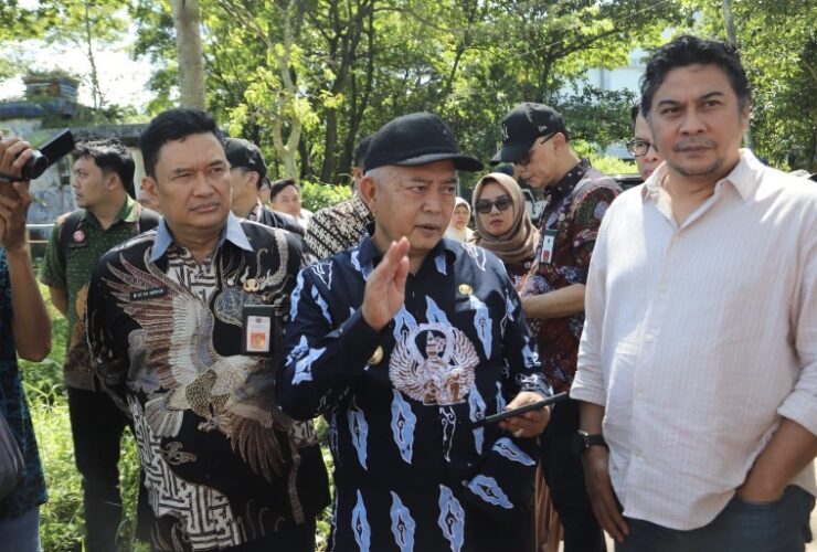 Bupati Malang, HM Sanusi saat meninjau calon lokasi Alun-alun Kepanjen yang direncanakan di Stadion Kanjuruhan (Prokopim Kabupaten Malang)