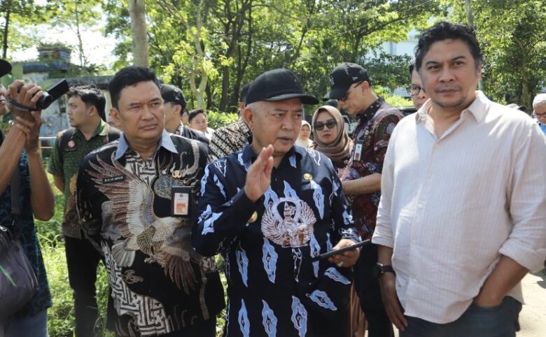 Bupati Malang, HM Sanusi saat meninjau calon lokasi Alun-alun Kepanjen yang direncanakan di Stadion Kanjuruhan (Prokopim Kabupaten Malang)