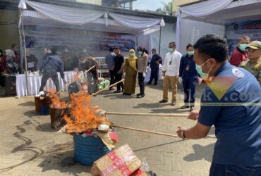 Kejari Kota Malang Musnahkan Barang Bukti Narkoba hingga Satwa Liar, Ponsel Dihancurkan Pakai Palu