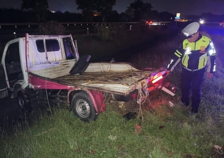 Teks: Petugas kepolisian saat olah TKP kecelakaan di ruas tol JoMo.(Foto: Dokumen PJR 3 Polda Jatim)