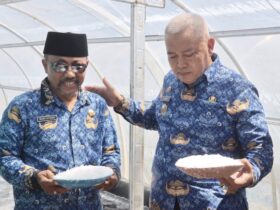 Bupati Malang, HM Sanusi saat menunjukkan hasil panen garam (Prokopim)