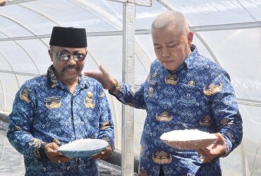 Bupati Malang, HM Sanusi saat menunjukkan hasil panen garam (Prokopim)