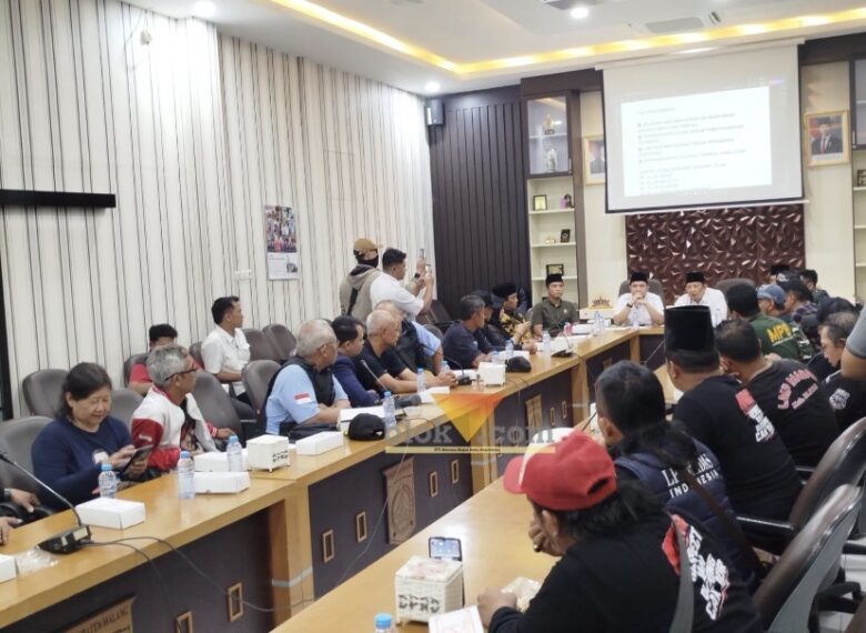 Audiensi massa aksi penolakan penutupan Bendungan Lahor bersama DPRD Kabupaten Malang (blok-a.com / Yogga Ardiawan)