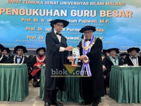 Rektor Unisma, Prof. Junaidi saat mengukuhkan Prof. Dr. apt. Yudi Purnomo, M.Kes. sebagai Guru Besar bidang kepakaran Biomedik Farmasi, Sabtu (9/5/2026). (blok-a.com/ Zul)
