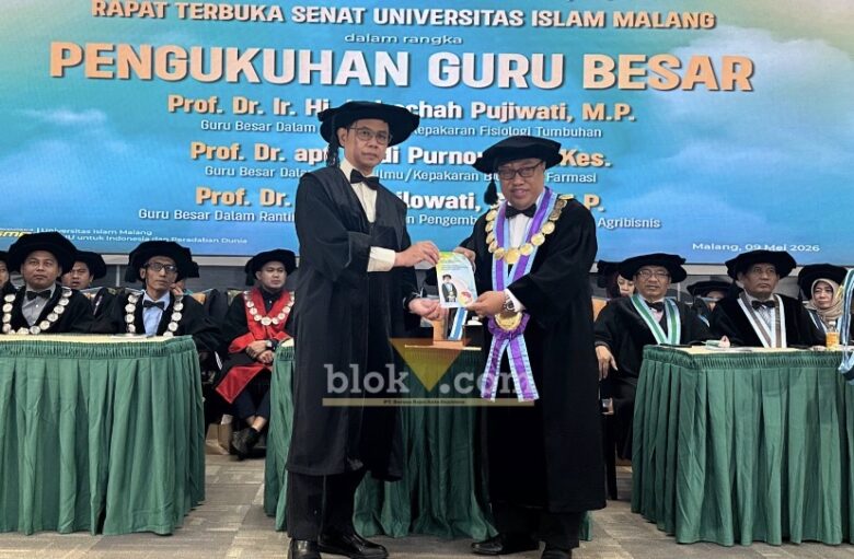 Rektor Unisma, Prof. Junaidi saat mengukuhkan Prof. Dr. apt. Yudi Purnomo, M.Kes. sebagai Guru Besar bidang kepakaran Biomedik Farmasi, Sabtu (9/5/2026). (blok-a.com/ Zul)