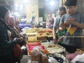 Laris manis penjual bumbu masakan khas daging kurban di Pasar Besar Malang, Kamis (28/5/2026) (blok-a/Bob Bimantara Leander)
