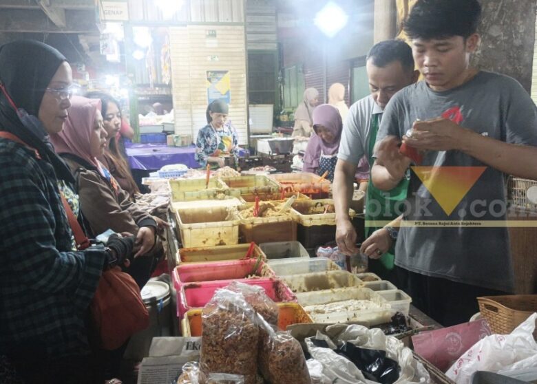 Laris manis penjual bumbu masakan khas daging kurban di Pasar Besar Malang, Kamis (28/5/2026) (blok-a/Bob Bimantara Leander)