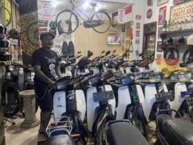 Dani dan motor bekas Astrea Grand-nya di showroom di Kecamatan Karangploso Kabupaten Malang