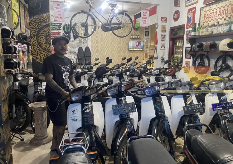 Dani dan motor bekas Astrea Grand-nya di showroom di Kecamatan Karangploso Kabupaten Malang