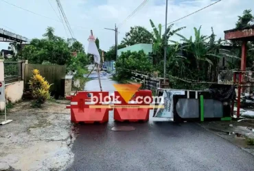 Jembatan penghubung di Jalan C.R. Soekandar, Kelurahan Bendogerit, Kecamatan Sananwetan, Kota Blitar, ditutup total. (blok-a.com/Fajar)
