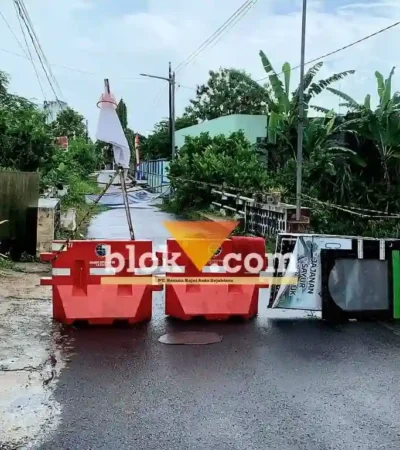 Jembatan penghubung di Jalan C.R. Soekandar, Kelurahan Bendogerit, Kecamatan Sananwetan, Kota Blitar, ditutup total. (blok-a.com/Fajar)