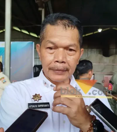 Kepala Dinas Komunikasi dan Informatika (Diskominfo) Kabupaten Malang, Atsalis Supriyanto saat diwawancarai awak media (blok-a.com / Yogga Ardiawan)