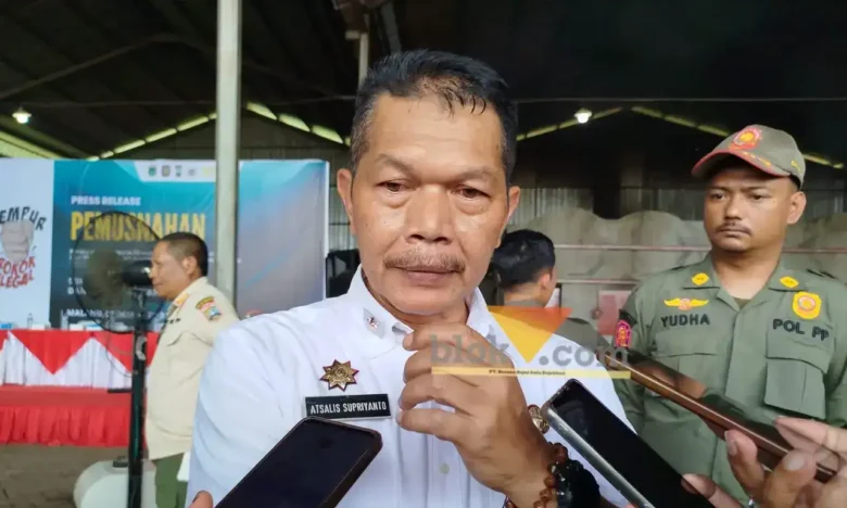 Kepala Dinas Komunikasi dan Informatika (Diskominfo) Kabupaten Malang, Atsalis Supriyanto saat diwawancarai awak media (blok-a.com / Yogga Ardiawan)