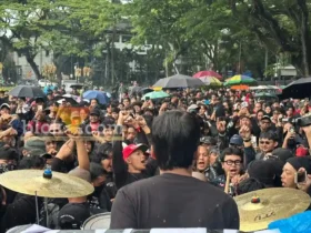 Kolektif Musik Punk-Hardcore Warnai Aksi May Day di Kota Malang. (blok-a.com / M Berril Labiq