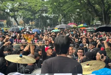 Kolektif Musik Punk-Hardcore Warnai Aksi May Day di Kota Malang. (blok-a.com / M Berril Labiq