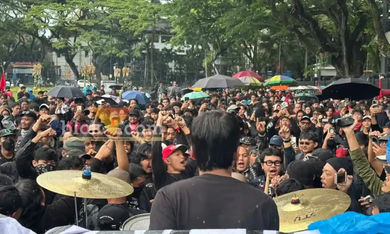 Kolektif Musik Punk-Hardcore Warnai Aksi May Day di Kota Malang. (blok-a.com / M Berril Labiq