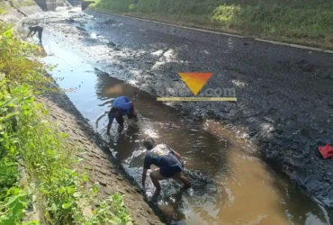 Masyarakat membersihkan salah satu sungai yang ada di Kota Malang (blok-a.com / Yogga Ardiawan)