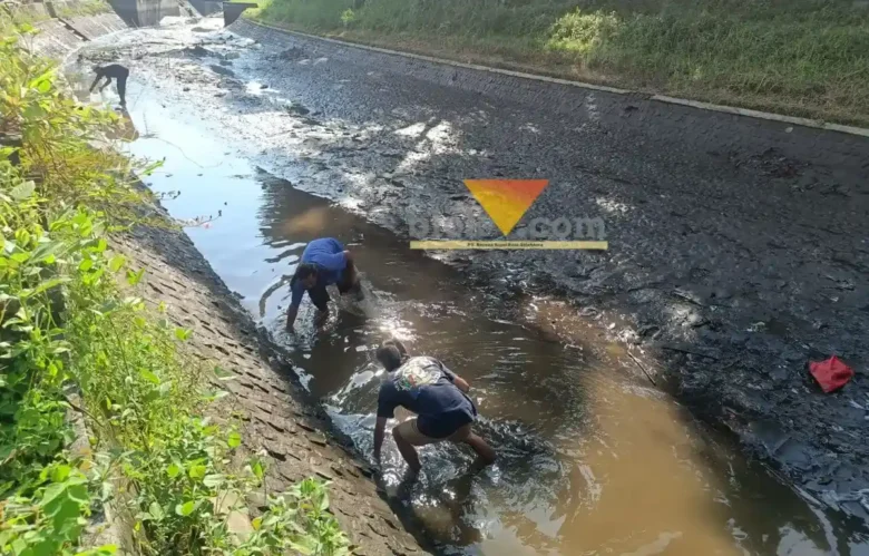 Masyarakat membersihkan salah satu sungai yang ada di Kota Malang (blok-a.com / Yogga Ardiawan)