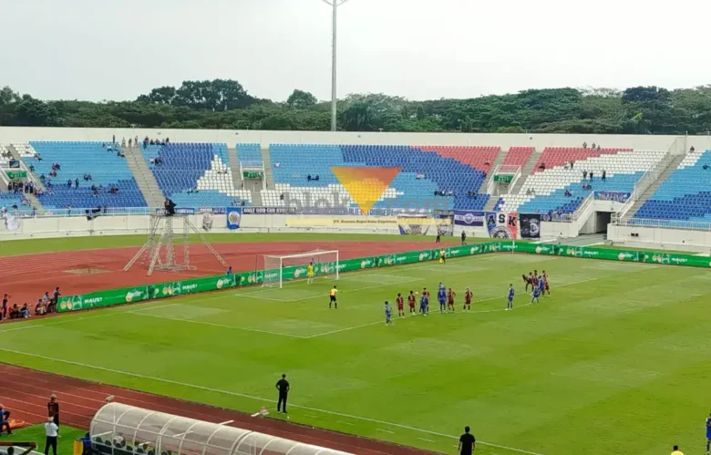Penalti Dalberto Luan sukses buka keunggulan Arema FC melawan PSM Makassar (foto: Blok-a.com / Yogga Ardiawan)