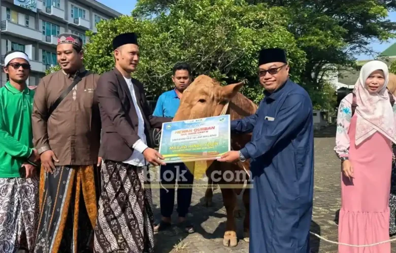 Penyerahan Simbolik Hewan Kurban Oleh Rektor UNISMA kepada Panitia Kurban.( foto: Blok-a.com/Zulkaria Irawan)