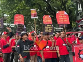 SPBI Malang Raya saat menggelar aksi demonstrasi di depan Gedung DPRD Kota Malang (foto: Blok-a.com/Berril Labiq)