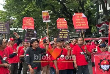 SPBI Malang Raya saat menggelar aksi demonstrasi di depan Gedung DPRD Kota Malang (foto: Blok-a.com/Berril Labiq)