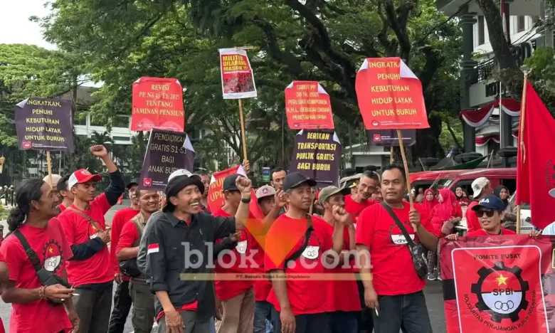 SPBI Malang Raya saat menggelar aksi demonstrasi di depan Gedung DPRD Kota Malang (foto: Blok-a.com/Berril Labiq)