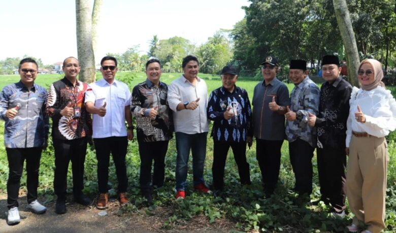 Bupati Malang, HM Sanusi bersama anggota DPRD Kabupaten Malang saat meninjau calon lokasi Alun-alun Kepanjen beberapa waktu lalu (DPRD Kabupaten Malang)