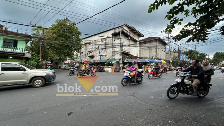 Perempatan Cukam di kawasan timur Pasar Kebalen, Kota Malang, yang disebut berasal dari nama saudagar kaya keturunan Tionghoa bernama The Tju Kam pada era 1800-an. (blok-a.com/ Berril Labiq)